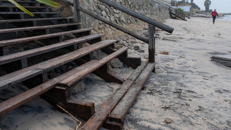 Destrozos en las escaleras de acceso a la playa de Fuentebravía