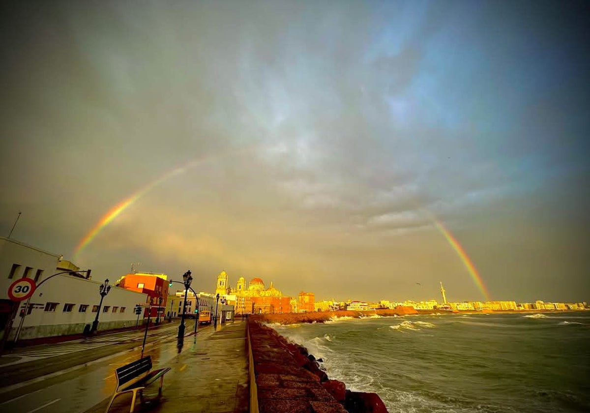 Precioso arco iris en la capital gaditana