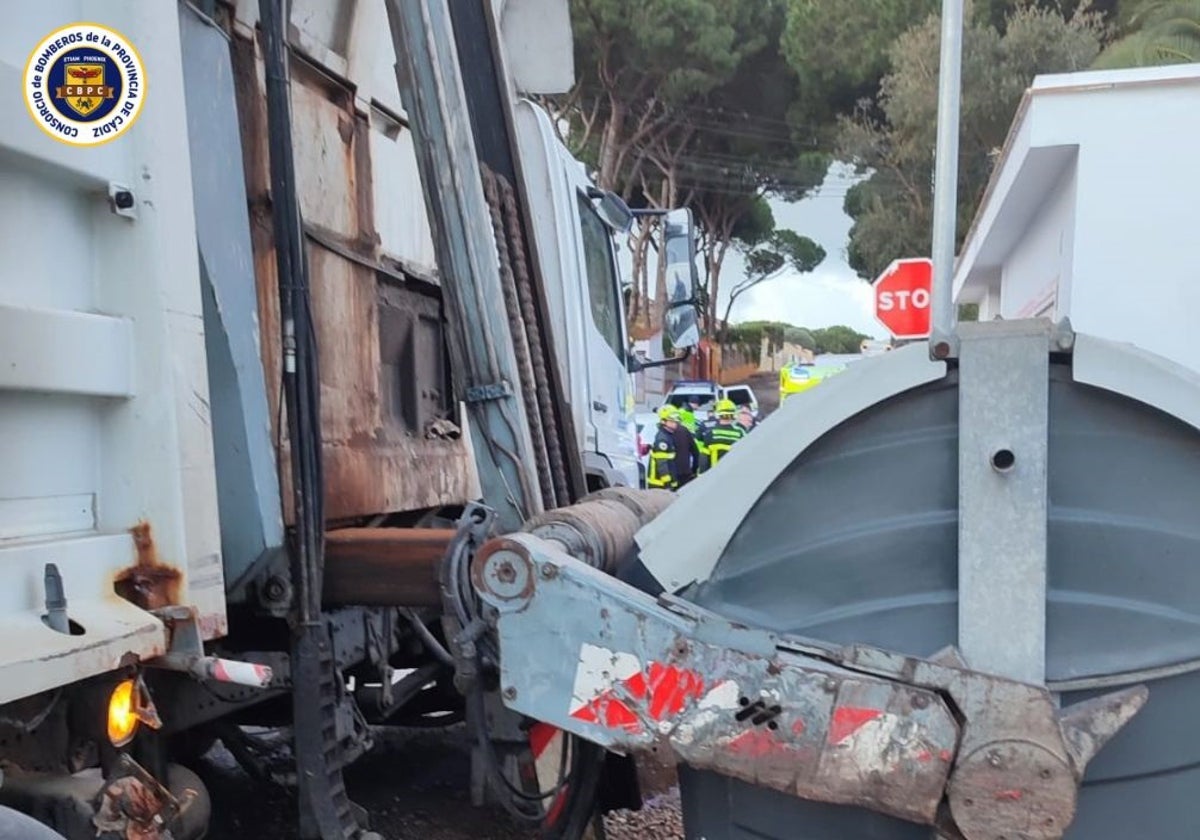 Un dedo de un operario de limpieza de Chiclana queda atrapado entre el camión del servicio de recogida de basura y un contenedor