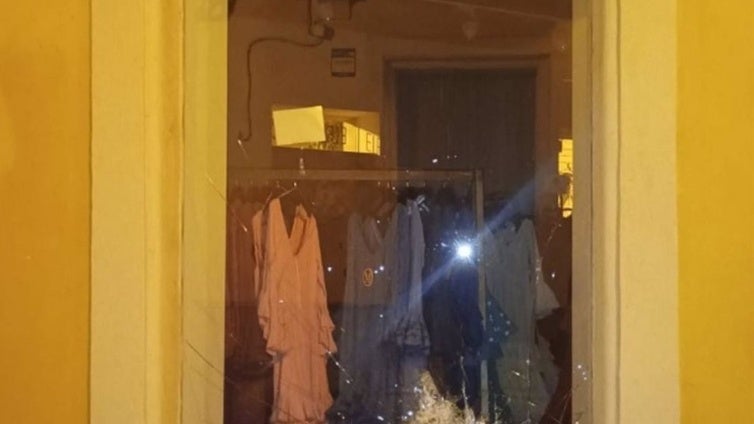 Detenido un hombre con varios cortes en las manos tras robar trajes de flamenca de un comercio especializado de Jerez
