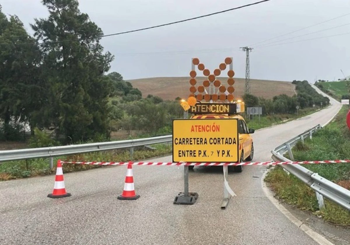 La provincia mantiene varias carreteras cortadas.