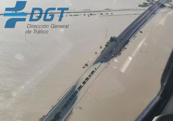 Tramo de la autopista inundado.