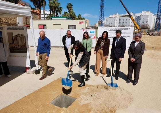 Las diferentes instituciones ponen la primera piedra para las 53 viviendas en la avenida Marconi de Cádiz.