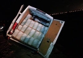 Una furgoneta cargada «con un arsenal de gasolina» para los narcos vuelca en Chiclana tras circular por la ciudad