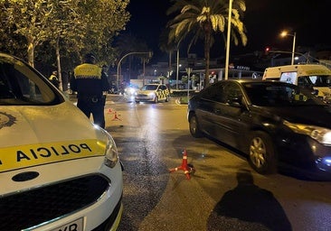 Un motorista sin carné elude un control, huye por la A-7 y choca con un coche de la Policía en Algeciras