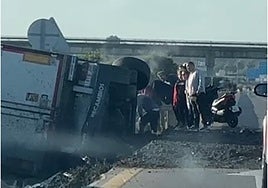 Importantes retenciones tras volcar un camión de grandes dimensiones entre San Fernando y Chiclana