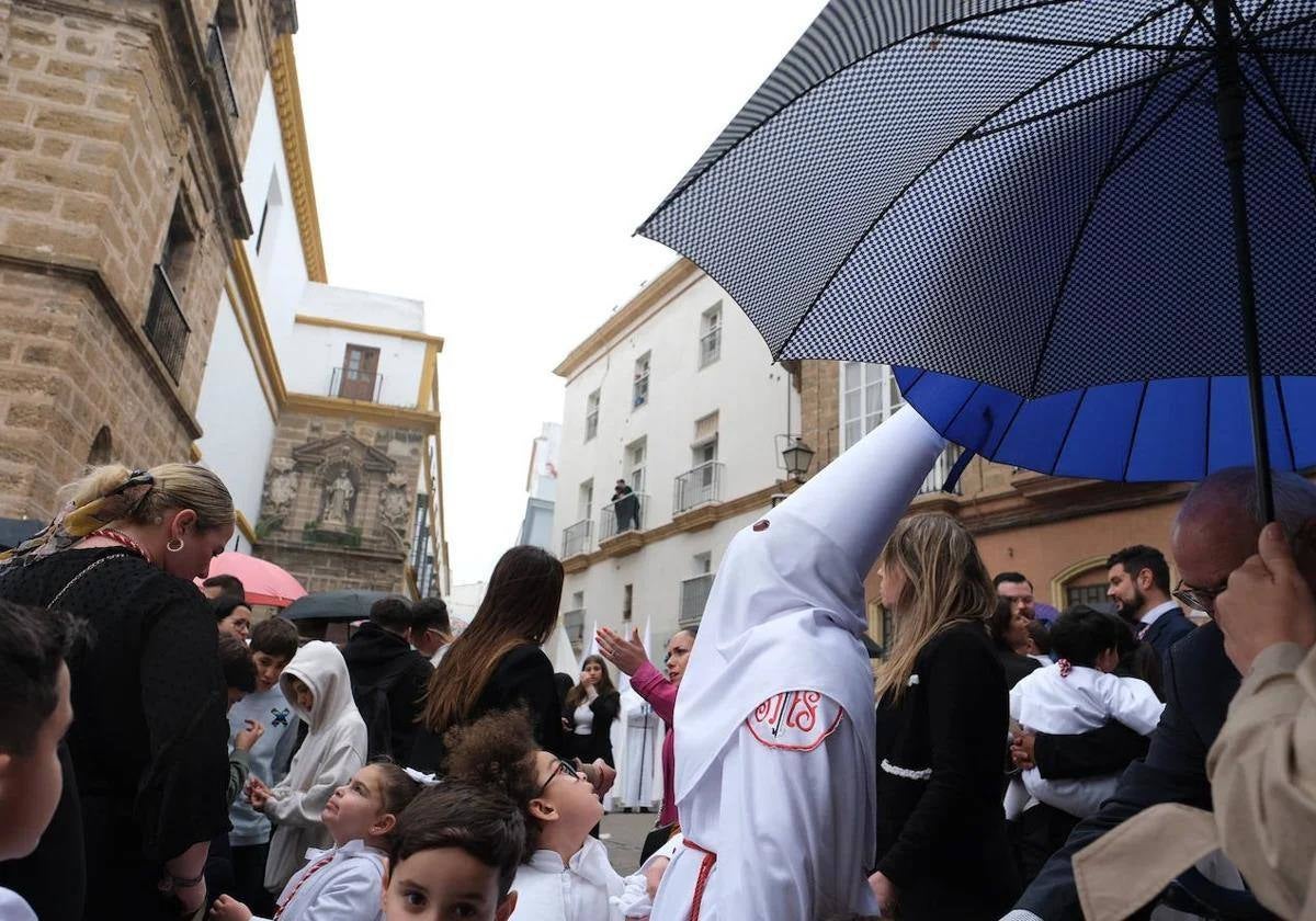Imagen de un nazareno de la Sagrada Cena durante la pasada Semana Santa de 2024