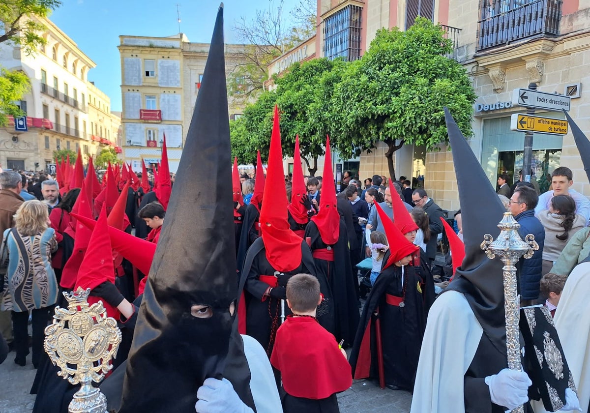 Precioso detalle de Santa Marta con dos hermandades que no pudieron salir el Martes Santo en Jerez