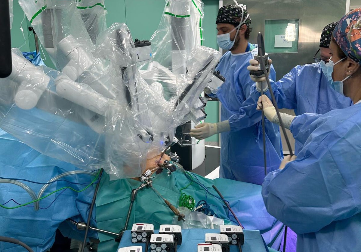 Realizada con éxito una cirugía robótica para un cáncer gástrico en el hospital Puerta del Mar