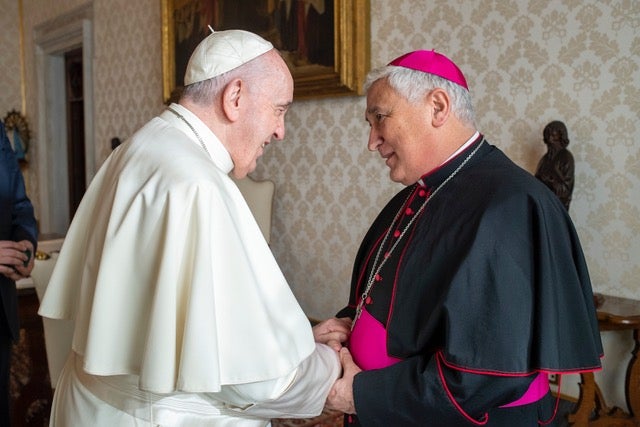 El obispo de Cádiz y Ceuta, Rafael Zornoza, con el Papa Francisco
