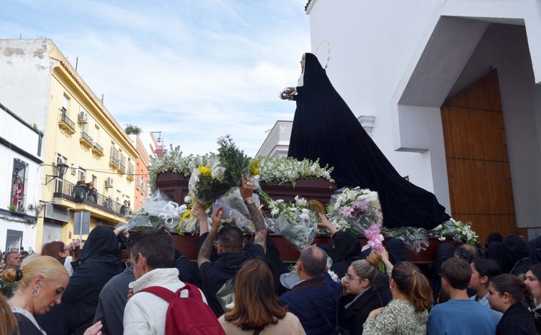 Imagen principal - Semana Santa de Jerez 2025: Notable alto pese a la lluvia y las sombras