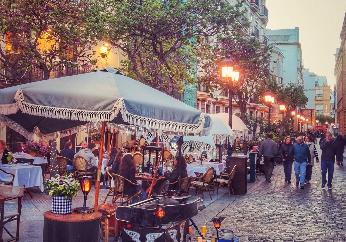 Un piano con alma crea magia en el marco incomparable de la gastronómica calle Plocia de Cádiz