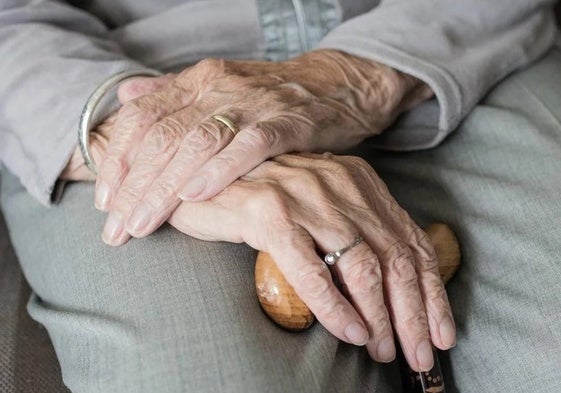 Violaba y maltrataba a su madre, una anciana de 83 años, en su casa de Chiclana: «Nos pedía socorro con los ojos»