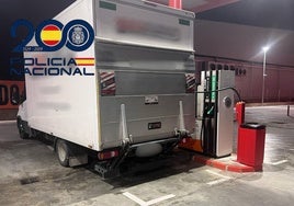 Dos linenses, sorprendidos en Jerez mientras cargaban 5.000 litros de gasolina para narcolanchas en unos contenedores