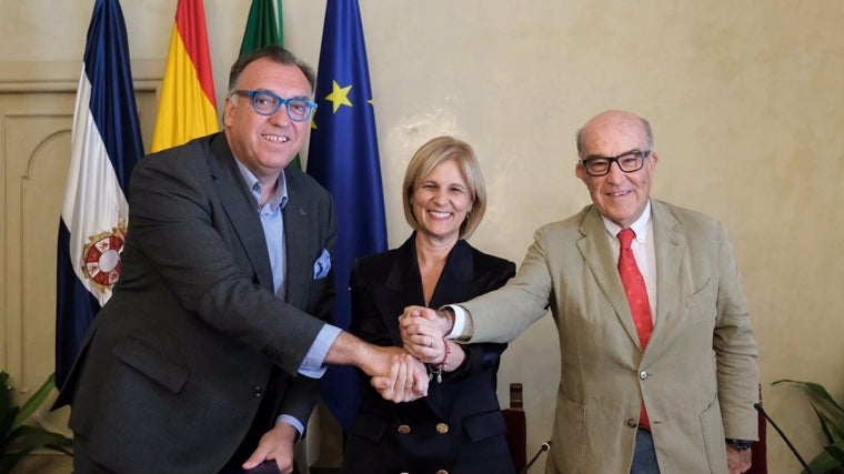 El consejero de Turismo, Cultura y Deporte de la Junta de Andalucía, Arturo Bernal, la alcaldesa de Jerez, María José García-Pelayo, y el director ejecutivo de Dorna, Carmelo Ezpeleta, en la firma del Gran Premio en 2024 y 2025