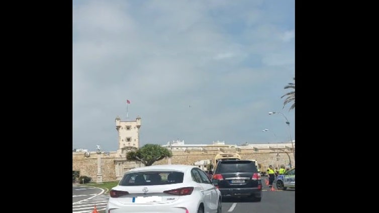 Vídeo: un control policial en las Puertas de Tierra de Cádiz colapsa la Avenida