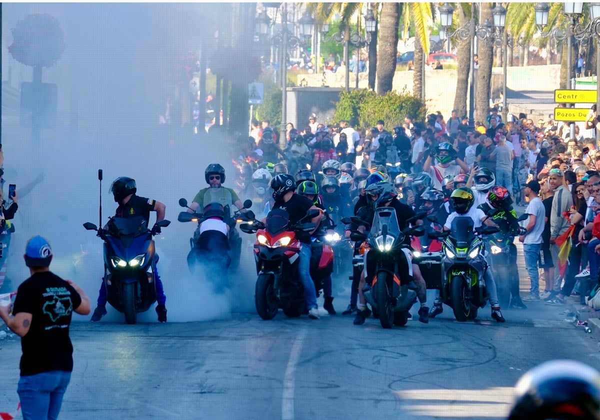 Cientos de motos han tomado el centro de El Puerto