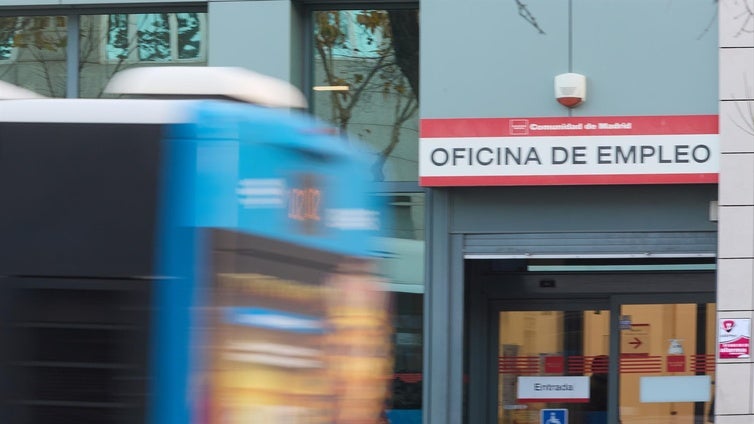 El paro sube en 193.700 personas hasta marzo, su mayor alza desde 2013, y se destruyen 92.500 empleos