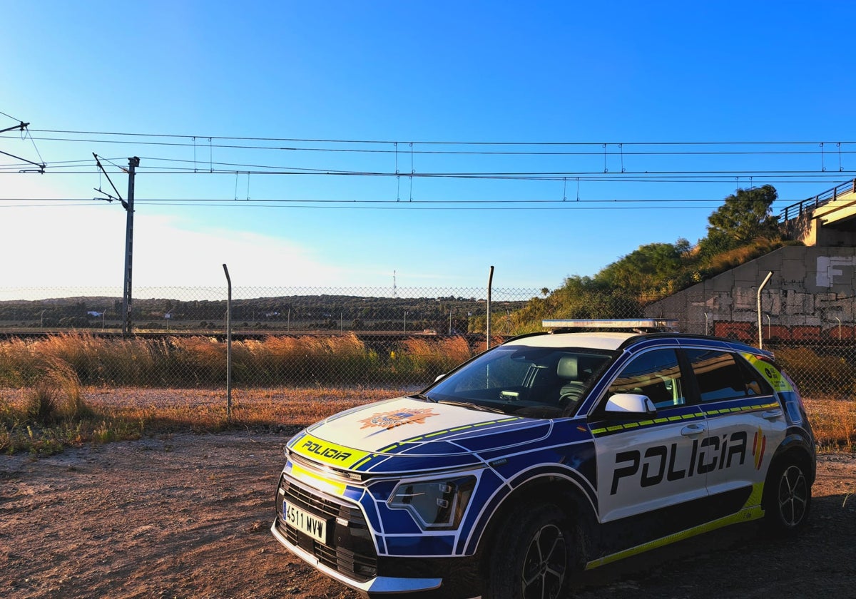 El coche patrulla por las vías del tren.
