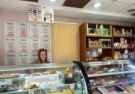Una de las trabajadoras de la panadería 'El Mitin', en la calle Sacramento.