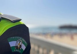 La Policía Local traslada en sus furgones a 70 pasajeros atrapados en un tren de cercanías en Río Arillo