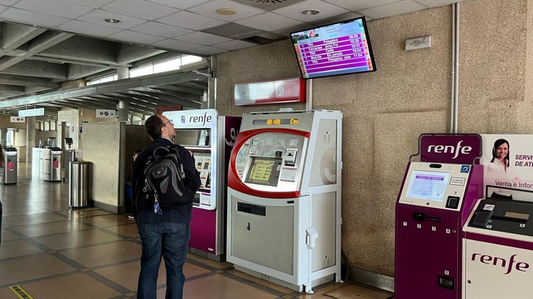 Cádiz sigue con incidencias en los trenes este martes por falta de tensión
