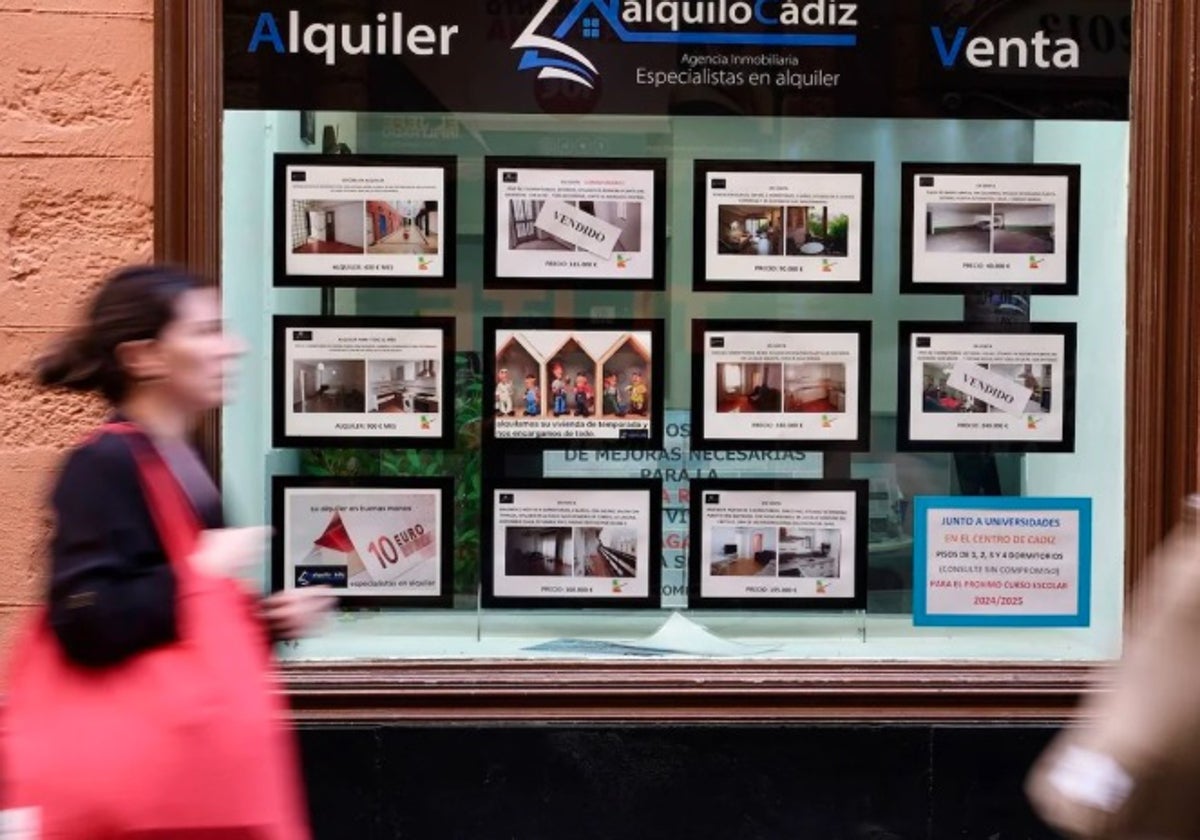Una inmobiliaria en Cádiz, en foto de archivo.