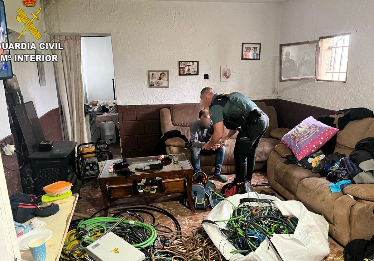 El material, en el interior de la parcela localizada por la Guardia Civil.