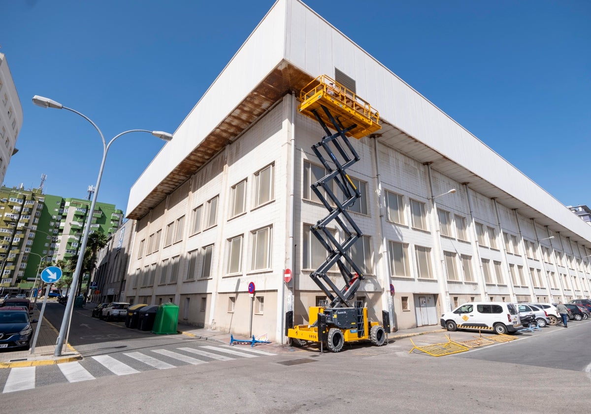 La apuesta del Ayuntamiento de Cádiz por «dignificar» las instalaciones deportivas de la ciudad