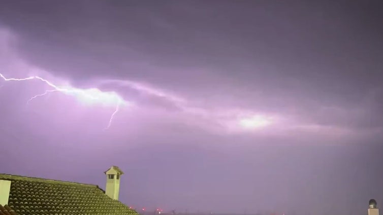 Imágenes de una noche eléctrica en varios puntos de Cádiz: «Brutal»