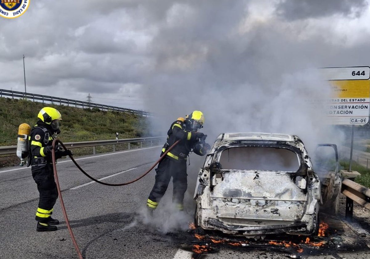 Los bomberos del parque de Jerez intervienen.