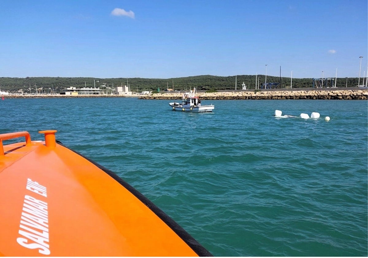 Embarcación de Salvamento Marítimo en el puerto de Barbate