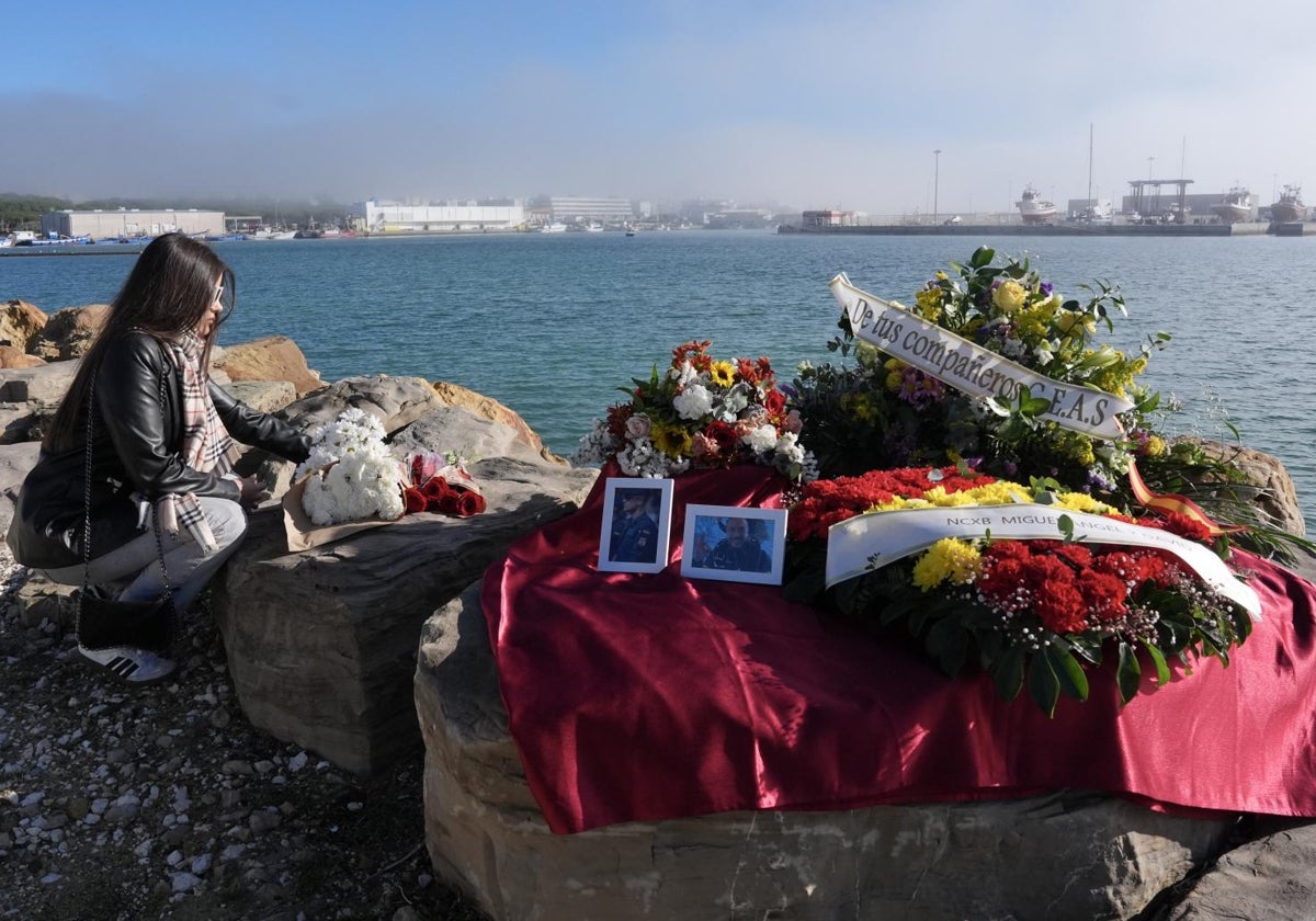 Acto de homenaje a los dos agentes fallecidos en el muelle de Barbate en el primer aniversario.
