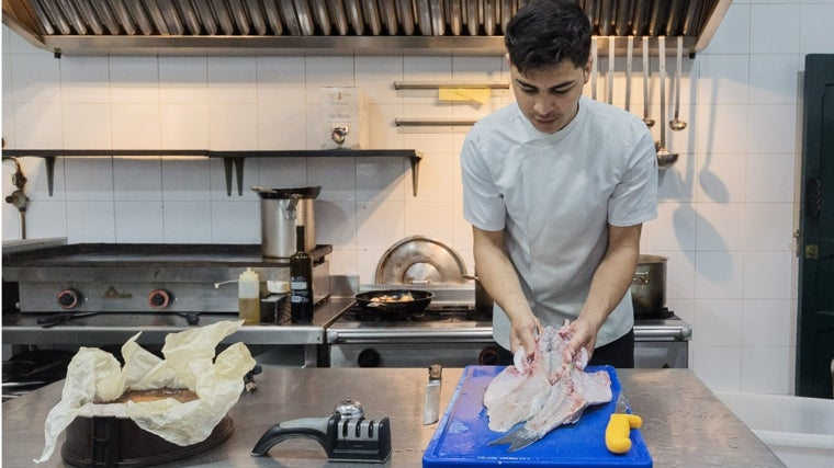 Oualid en la cocina de un restaurante de Cádiz donde ha sido contratado