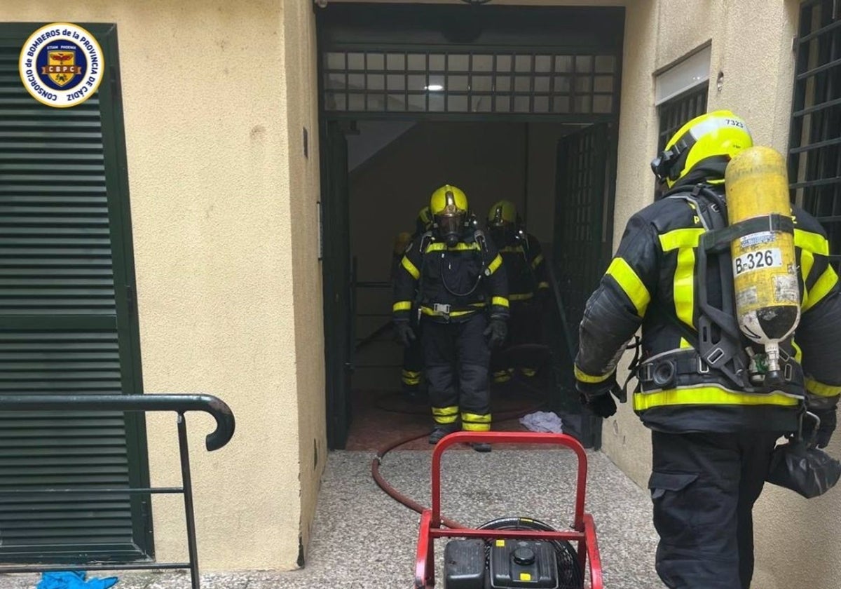 Dos heridos en el incendio de una freidora de agua en Jerez