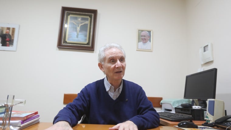 El padre Marcos, en su despacho parroquial