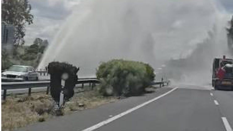El reventón en una conducción de agua provoca un géiser que cruza los cuatro carriles de la autopista AP-4 entre Cádiz y Sevilla