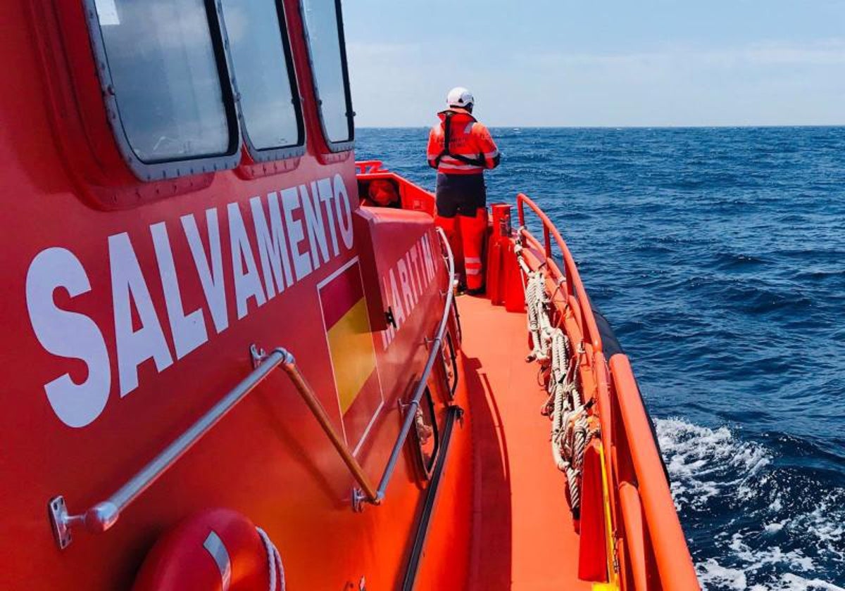 Rescatados 15 migrantes magrebíes a bordo de una patera cerca de la playa de La Caleta