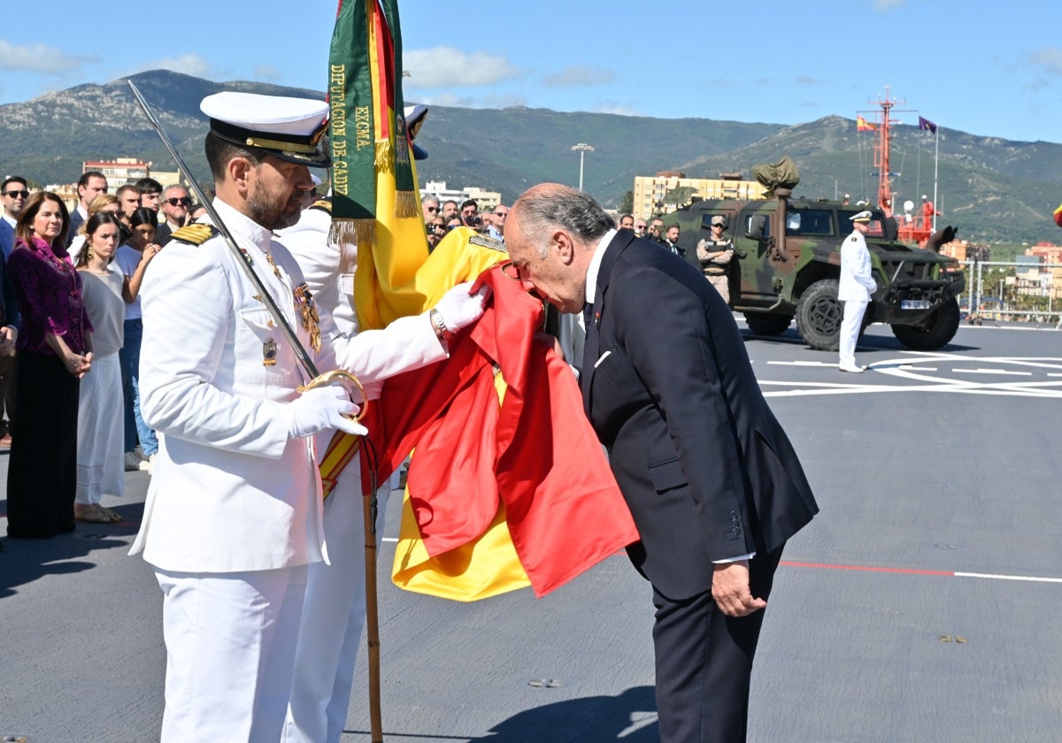 Algeciras se vuelca con la Jura de Bandera para personal civil celebrada en el buque «Castilla»