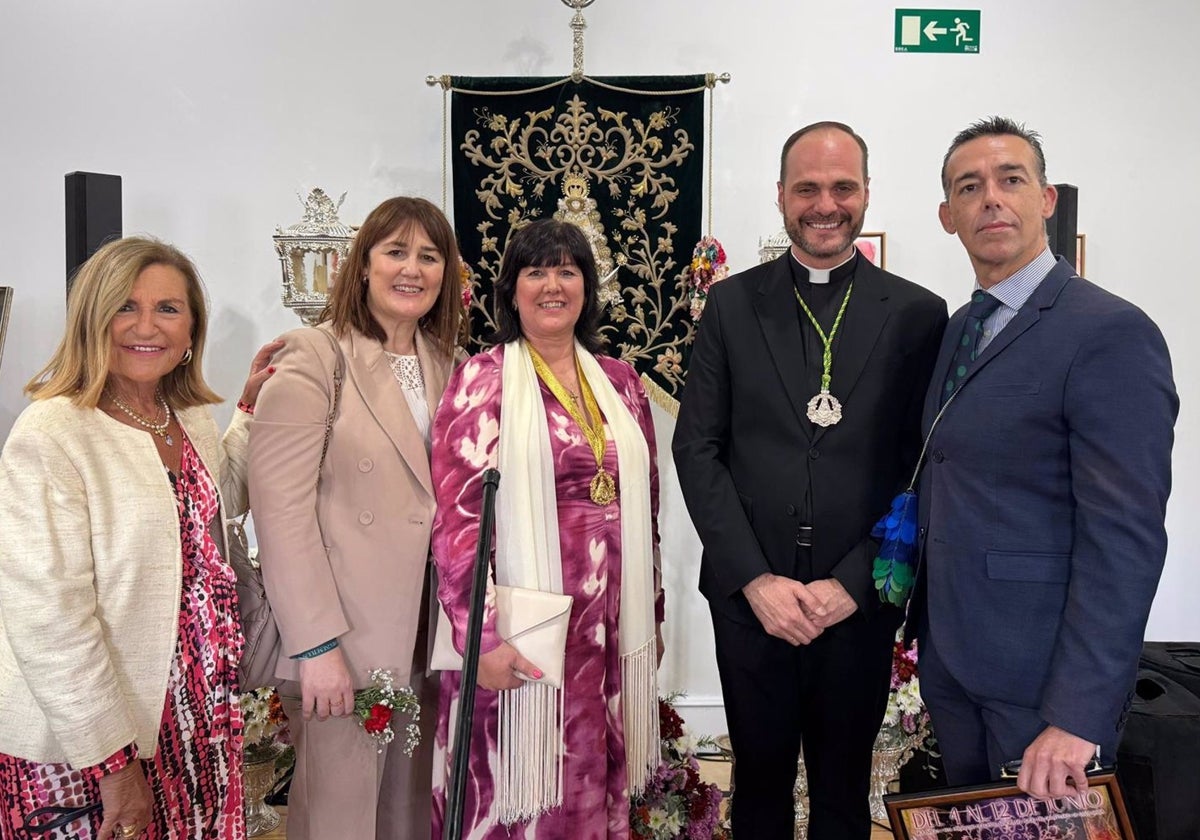 El sacerdote Ángel Puentes Arenal, párroco de Nuestra Señora de los Ángeles y San Sebastián de Sanlúcar, junto al teniente de alcalde de Fiestas, David Calleja, así como las concejales Carmen Lara y Olga