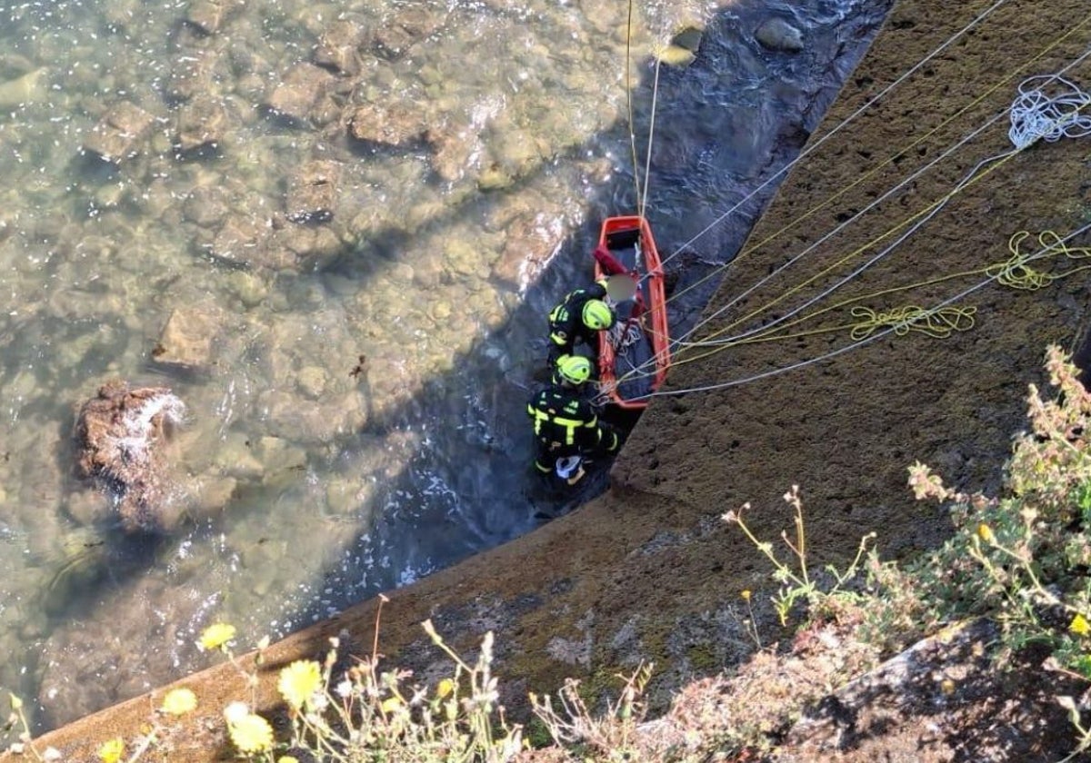 Rescatado un hombre tras precipitarse por las murallas en la Alameda Apodaca en Cádiz