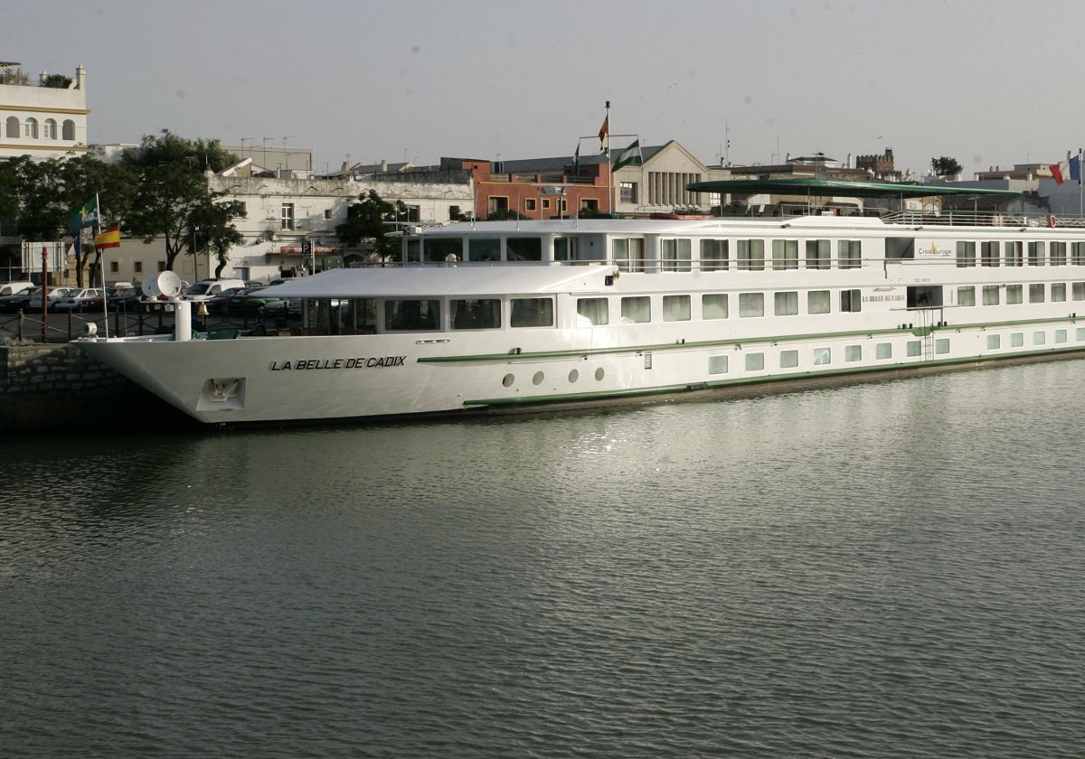 El crucero &#039;La Belle de Cadix&#039; celebra el 20 aniversario de su primera escala en el Puerto de Cádiz