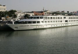 El crucero 'La Belle de Cadix' celebra el 20 aniversario de su primera escala en el Puerto de Cádiz