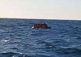 Rescatan a 21 personas en una embarcación neumática a 3,6 millas de la costa de Cádiz