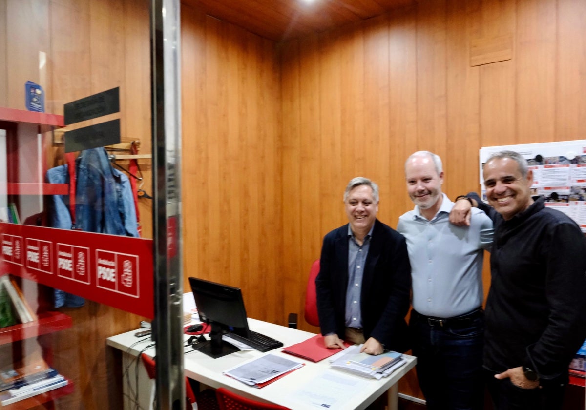 José Ramón Ortega, en el centro, en la sede del PSOE de Cádiz siguiendo la votación