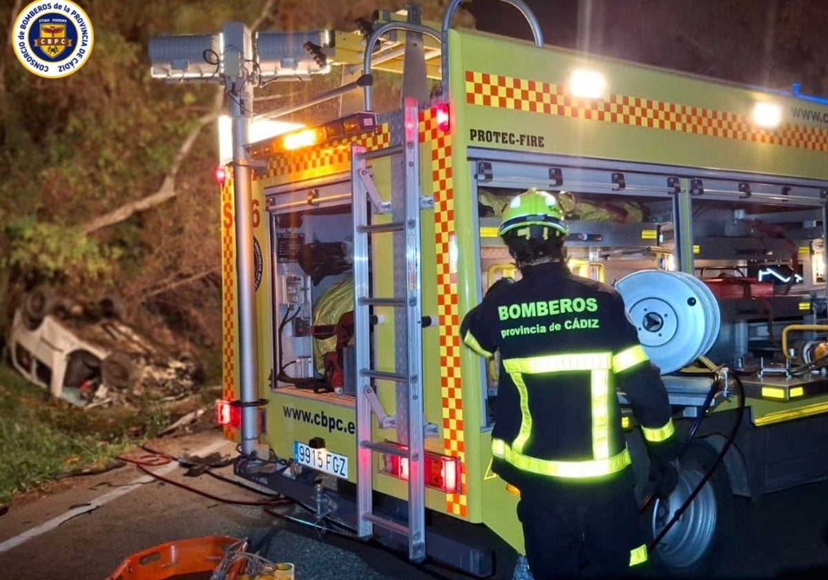 Los bomberos acudieron al lugar del accidente.