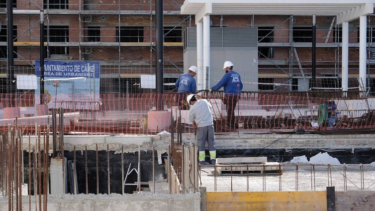Camareros y albañiles lideran las contrataciones previstas en Cádiz para 2025