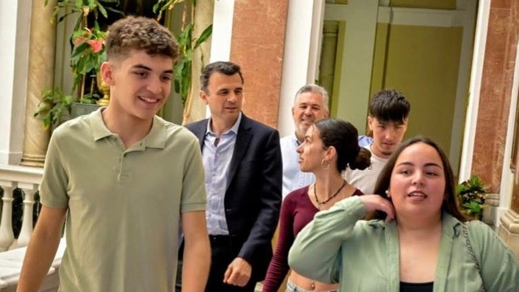 La denuncia hecha canción presentada al alcalde de Cádiz por una comparsa juvenil: «Son de Cádiz y sienten Cádiz...»
