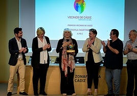 La Federación 5 de Abril concede el premio 'Vecinos de Cádiz' a Teófila Martínez por «su trayectoria institucional»