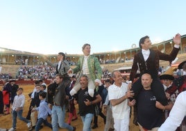 Salida a hombros de la terna en una gran tarde de rejones en Jerez